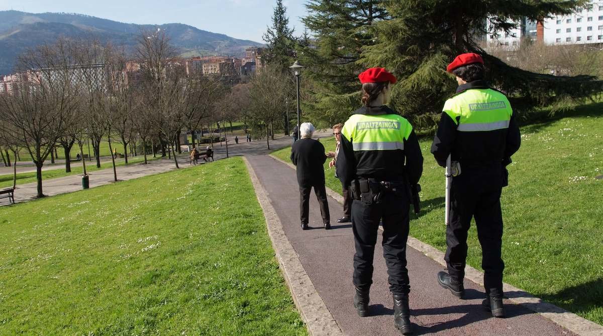 Policías municipales de Bilbao patrullando por el parque Etxebarria