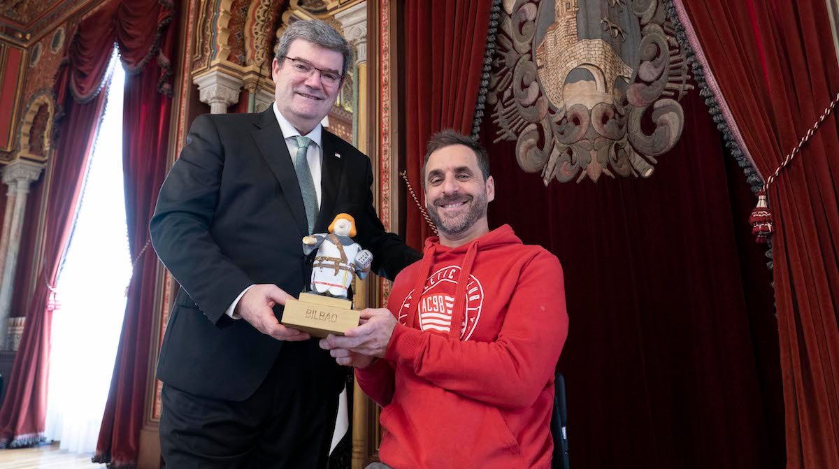 El deportista Iker Sastre junto al Alcalde de Bilbao Juan Mari Aburto
