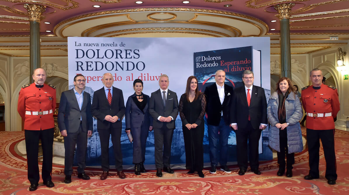 El Lehendakari y el alcalde de Bilbao presiden el acto de presentación de la novela 'Esperando el diluvio' de Dolores Redondo