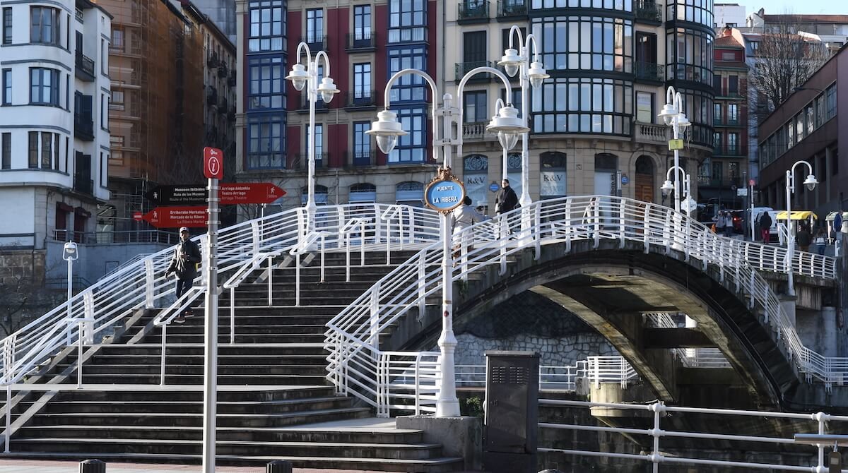 Bilbao ofrece ayudas para mejorar la imagen de los comercios de Bilbao La Vieja