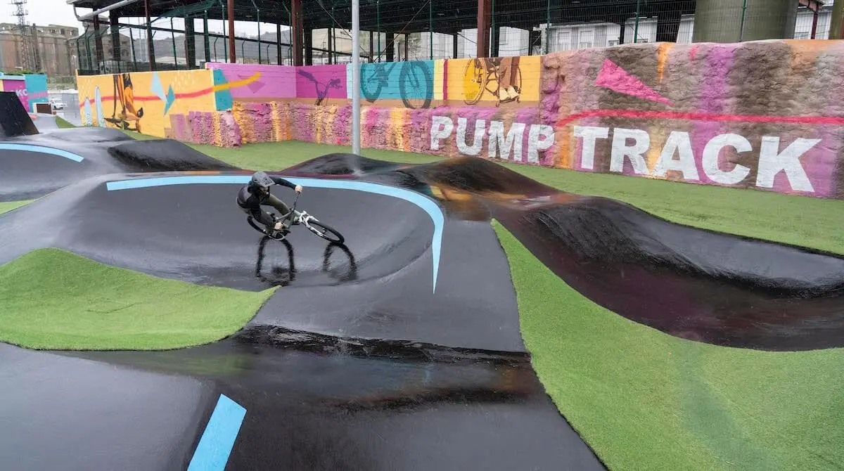 Punta Zorroza inaugura una nueva zona deportiva con su primer Pump Track