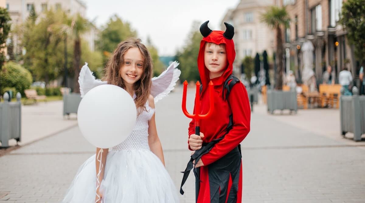 Dos jóvenes con sus disfraces de carnavales