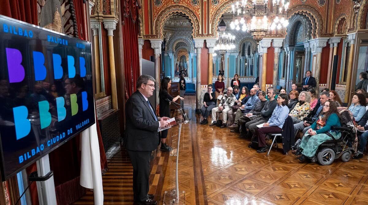El alcalde, Juan Mari Aburto, en la presentación de la Carta de Valores adaptada a formatos accesibles