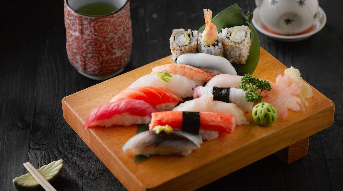 Surtido de diferentes tipos de sushi