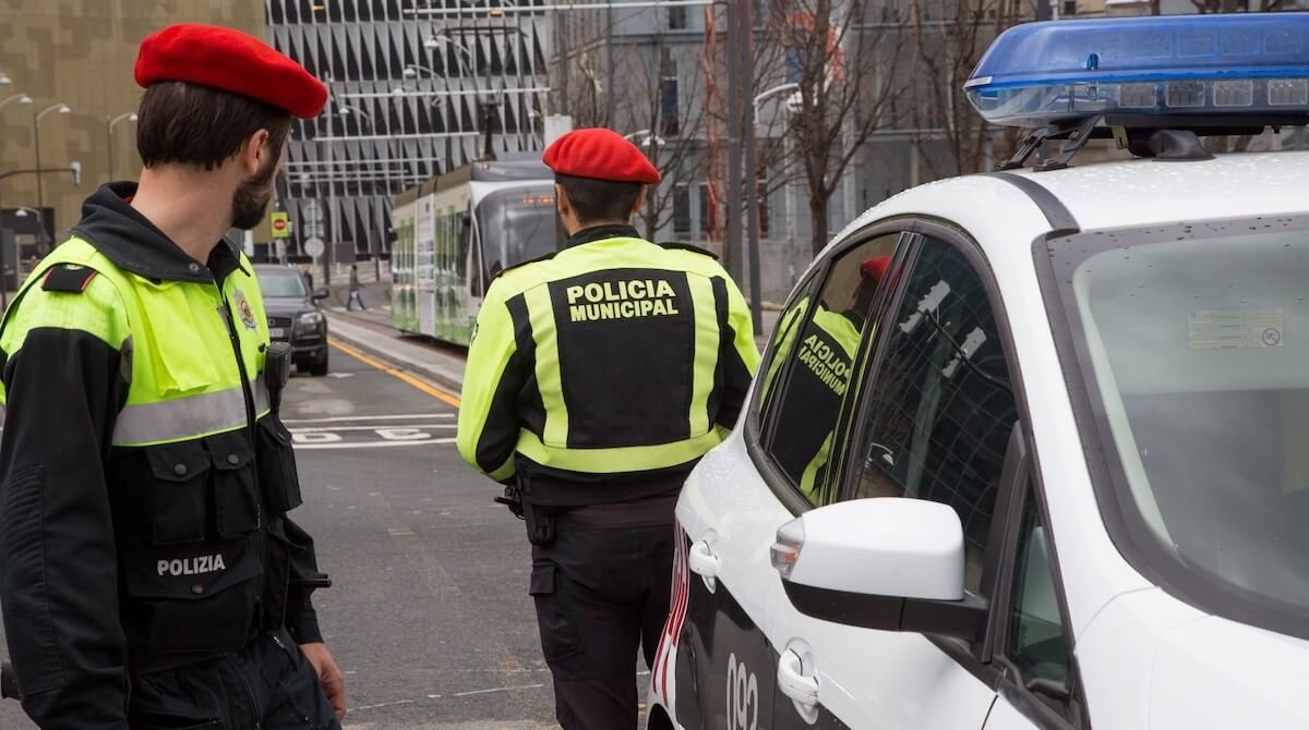 La Policía Municipal de Bilbao pone en marcha una campaña para comprobar el correcto uso de los cinturones de seguridad y de dispositivos de retención infantil