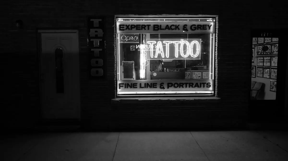 Escaparate de un local de tatuajes