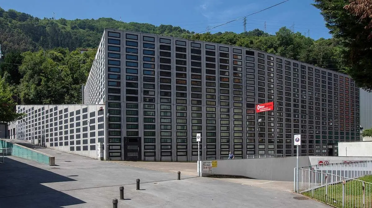 Exterior del polideportivo municipal de Abusu.