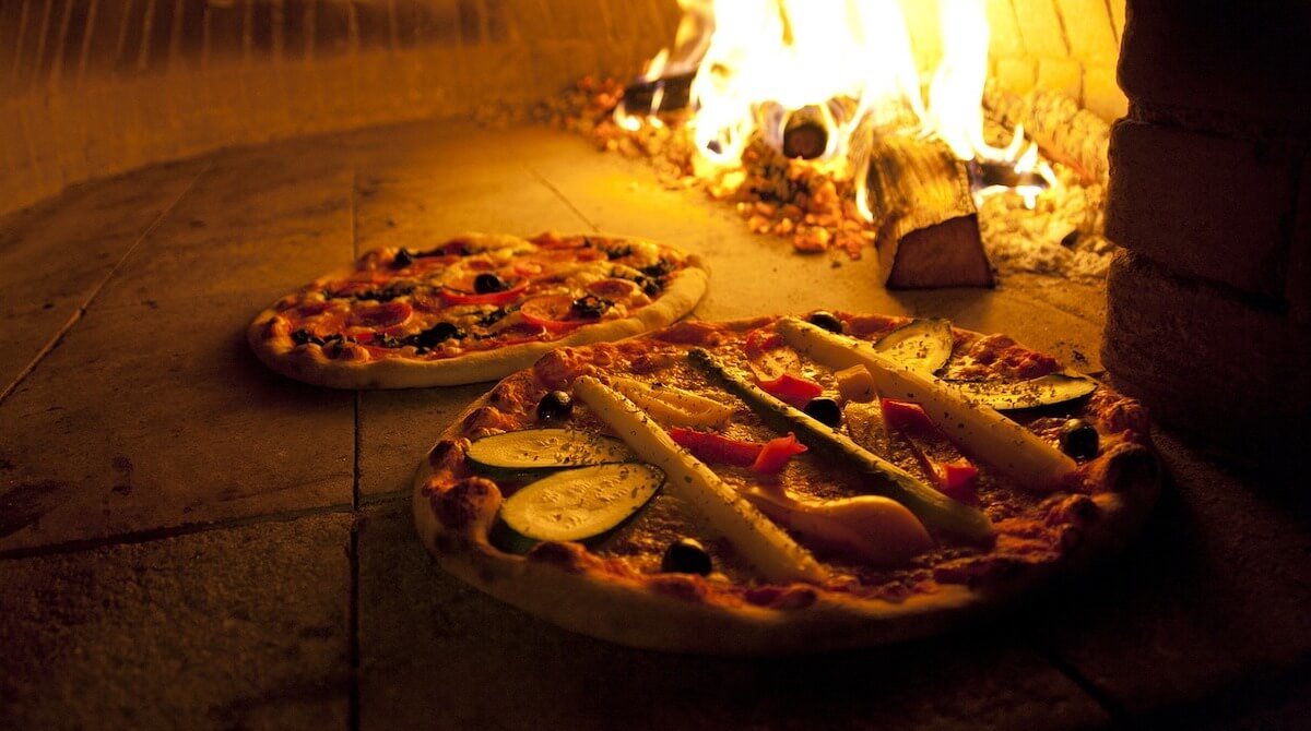 En Pizza Via encontrarás auténticas pizzas hechas en horno de leña