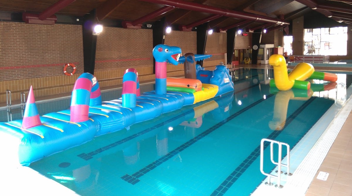 El Polideportivo de Txurdinaga acoge hinchables acuáticos este fin de semana
