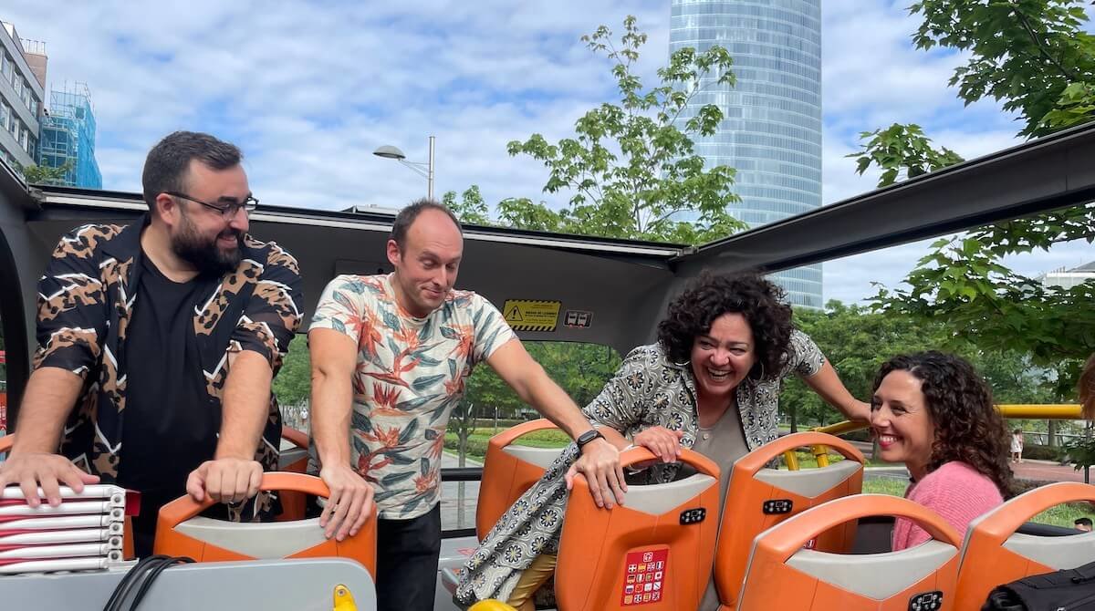 Mitxel Santamaría, Iñaki Maruri y Gurutze Beitia se subirán al autobús turístico de Bilbao
