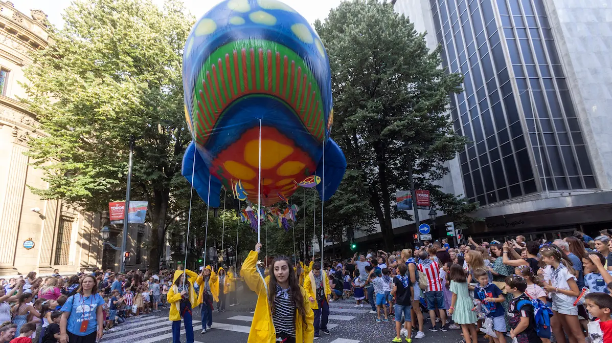 La popular kalejira de Aste Nagusia con la ballena 'Baly'