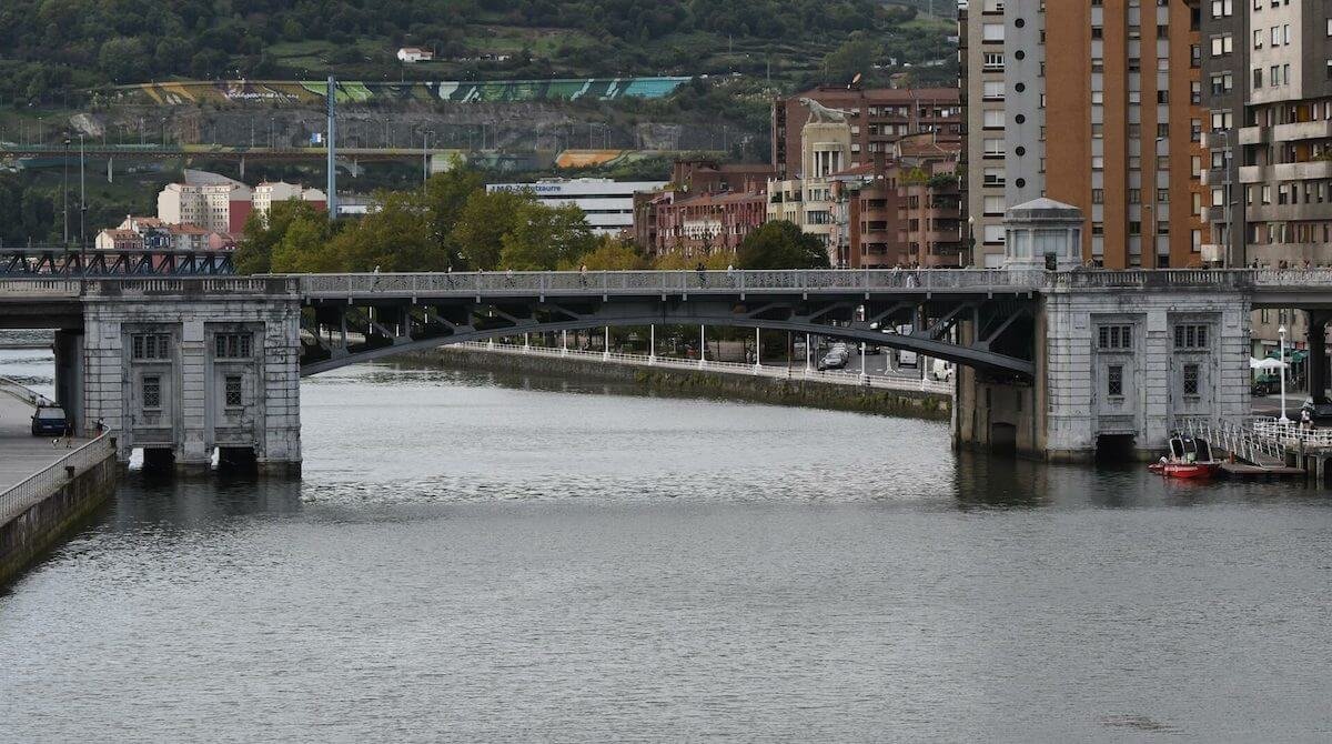 Vista general del puente de Deusto