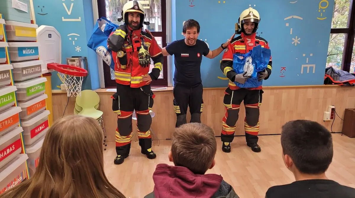Visita de los bomberos al Hospital de Basurto