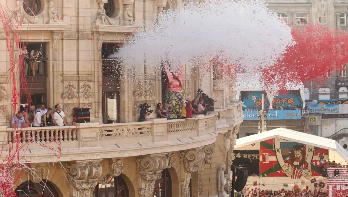 El balcón del Ayuntamiento en el momento del chupinazo