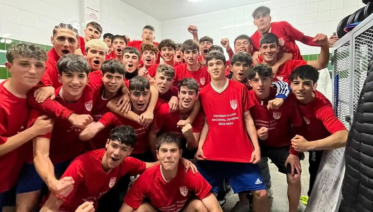 Los Jugadores del Indautxu Juvenil de Futbol celebrando el ascenso