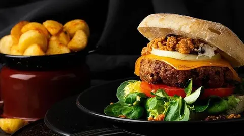 Deliciosa hamburguesa vegetariana en TxuKruT Vegan Bar Bilbao