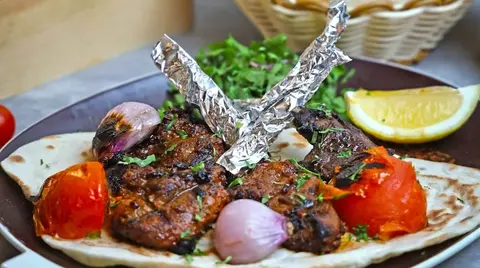 Irresistible plato de carne asada con especias y verduras