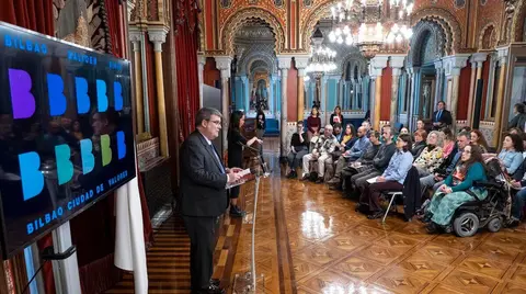 El alcalde en la presentaci&oacute;n de la Carta de Valores adaptada a formatos accesibles