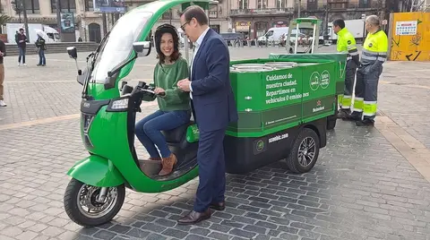 Uno de los nuevos veh&iacute;culos el&eacute;ctricos para el reparto sostenible