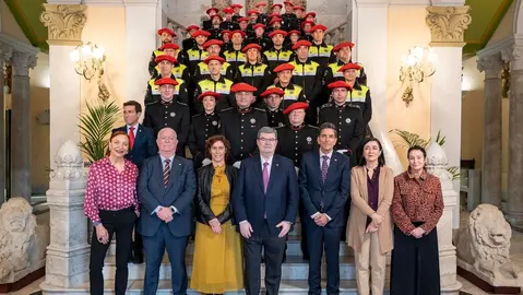El alcalde recibe a cuatro nuevos subcomisarios y catorce oficiales de la Polic&iacute;a Municipal