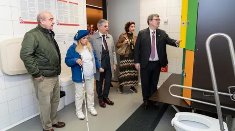 Imagen de la visita del alcalde, Juan Mari Aburto, a los polideportivos