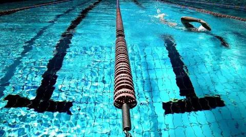 Refr&eacute;scate en las piscinas de Bilbao