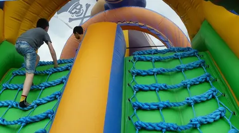 Los m&aacute;s j&oacute;venes disfrutan en las fiestas de Elorrieta