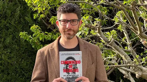 El autor de la novela &lsquo;Cementerio de secretos&rsquo;, Jos&eacute; Antonio P&eacute;rez Ledo