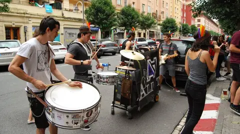 Ambiente festivo en las calles de Deusto por su Gazte Eguna