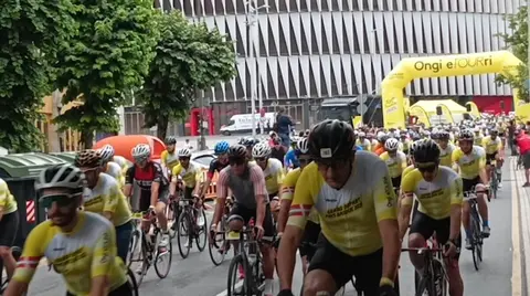 Un pelot&oacute;n de casi 2.000 cicloturistas recorre Bilbao antes del Tour