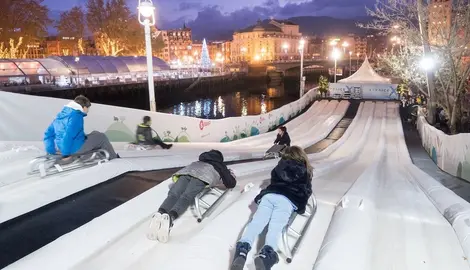 Tobog&aacute;n de hielo ubicado en el Arenal de Bilbao