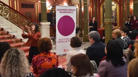 Representantes de diferentes &aacute;mbitos en el acto del 25N en Bilbao