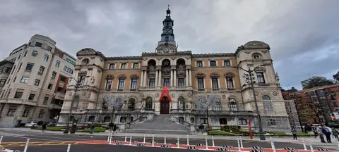 Lazo rojo en el Ayuntamiento en el D&iacute;a Mundial de la lucha contra el Sida