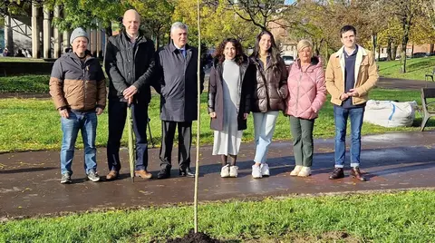 Plantaci&oacute;n de un &aacute;rbol tras el uso de 2.000 bicicletas