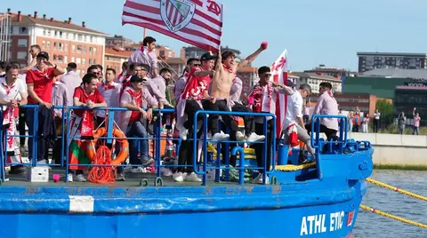 La Gabarra surcando la ría con el equipo a bordo