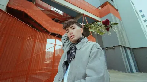 Adán debuta en la música con su EP Orígen