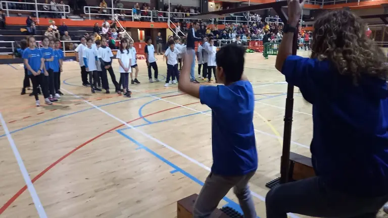 Escolares de Bilbao disfrutan de los herri kirolak