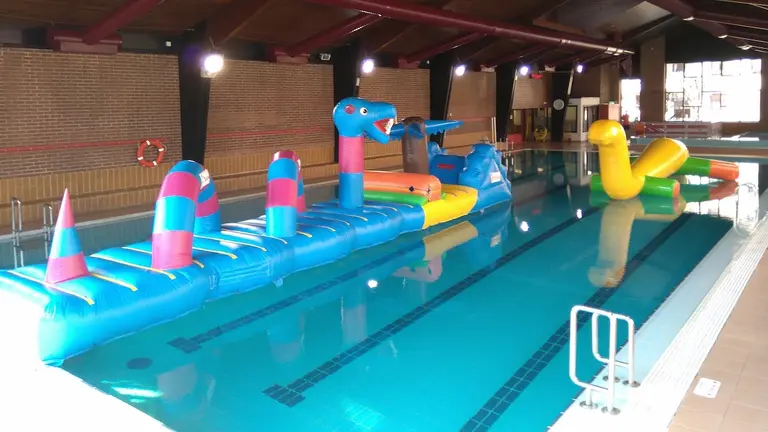 El Polideportivo de Txurdinaga acoge hinchables acu&aacute;ticos este fin de semana