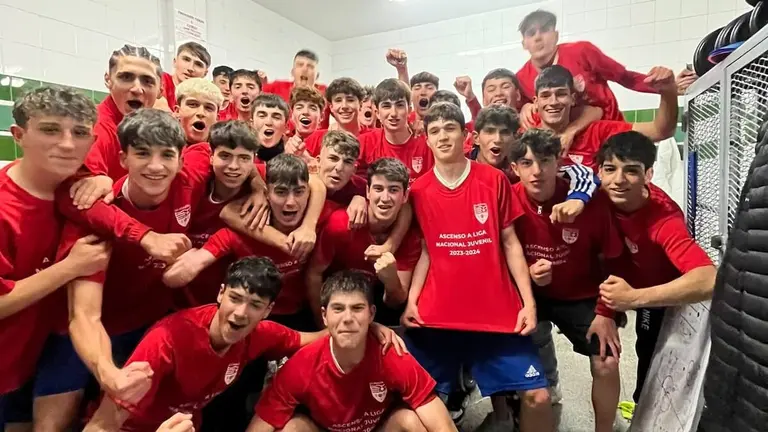 Los Jugadores del Indautxu Juvenil de Futbol celebrando el ascenso